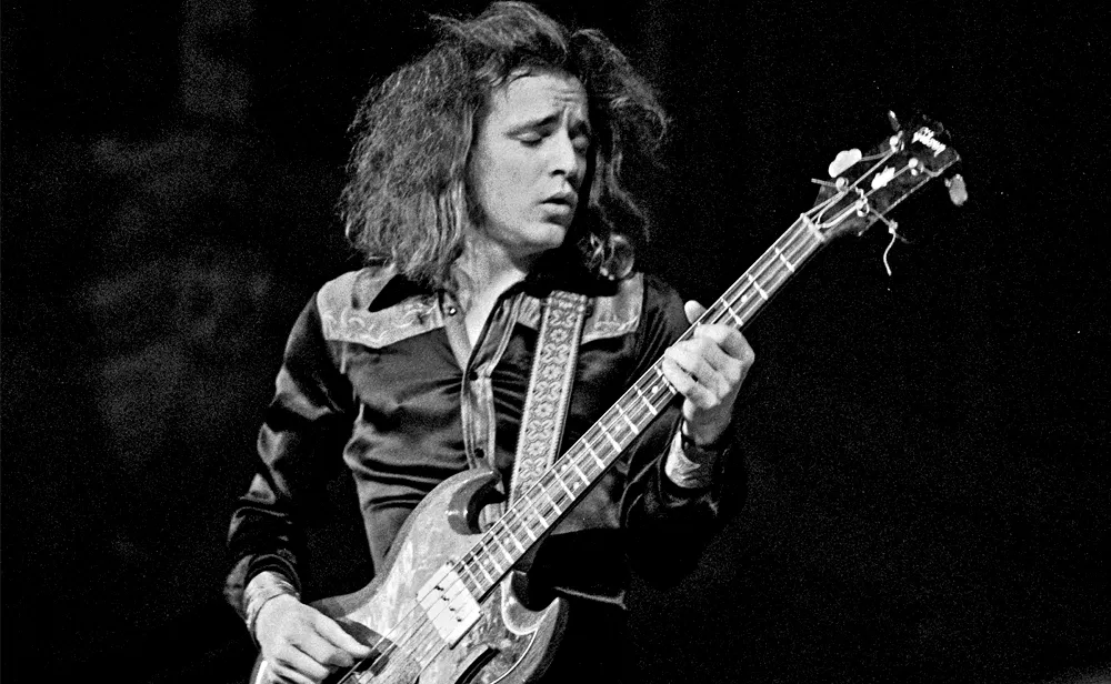 Jack Bruce mit seiner Gibson 1972 in Hamburg / © Heinrich Klaffs für Wikipedia