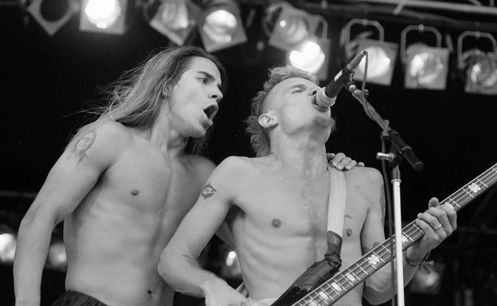 Red Hot Chili Peppers: Kiedis und Flea bei einem Auftritt 1989 in Amsterdam / © Rob C. Croes für Wikipedia