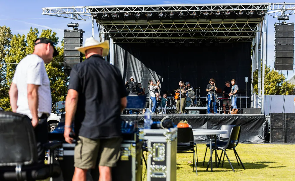 Drei Generationen gemeinsam beim Aufbau eines OpenAir – Festivals © Matthew Ball für Unsplash