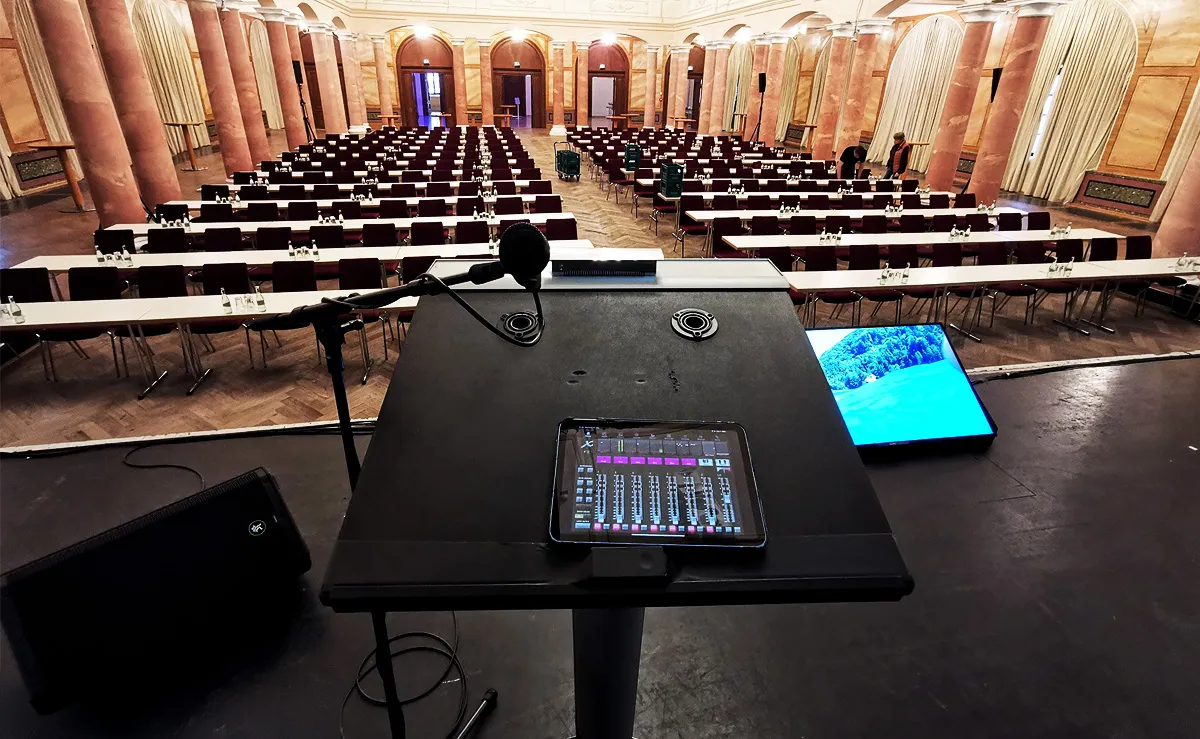 Konferenz-Event mit Sprecherpodium und Mackie Thrash 212 GO als Monitor © Engelmann Promotion