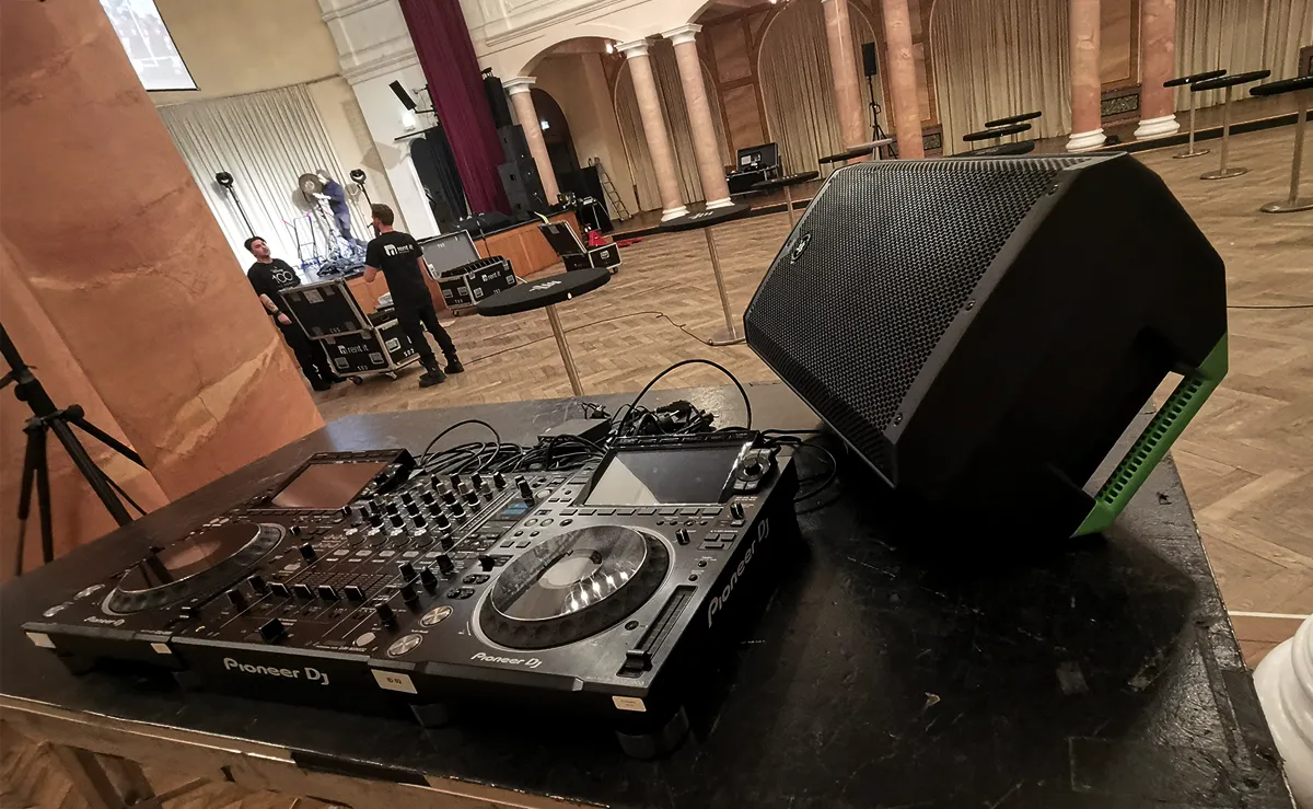 Mackie Thrash 212 GO mit dem Pioneer DJ Booth Pult © Engelmann Promotion